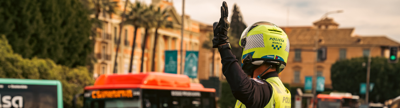Policía motorista regulando tráfico en Murcia