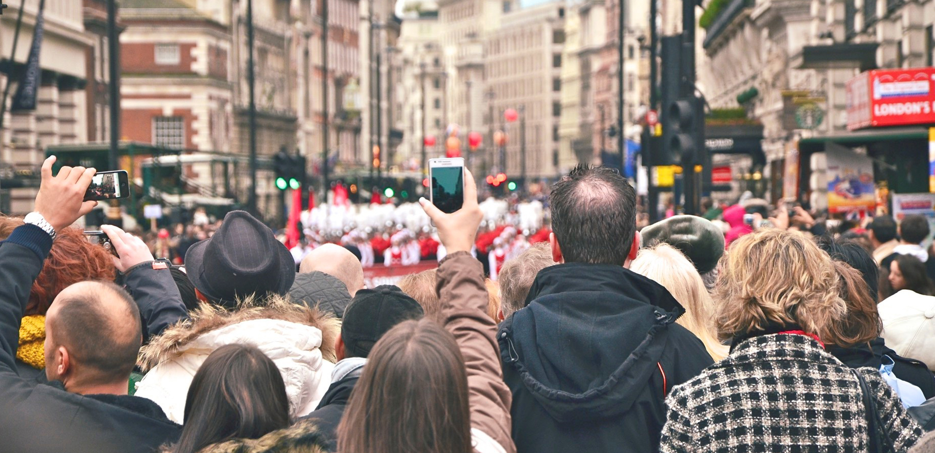 Público observando un desfile