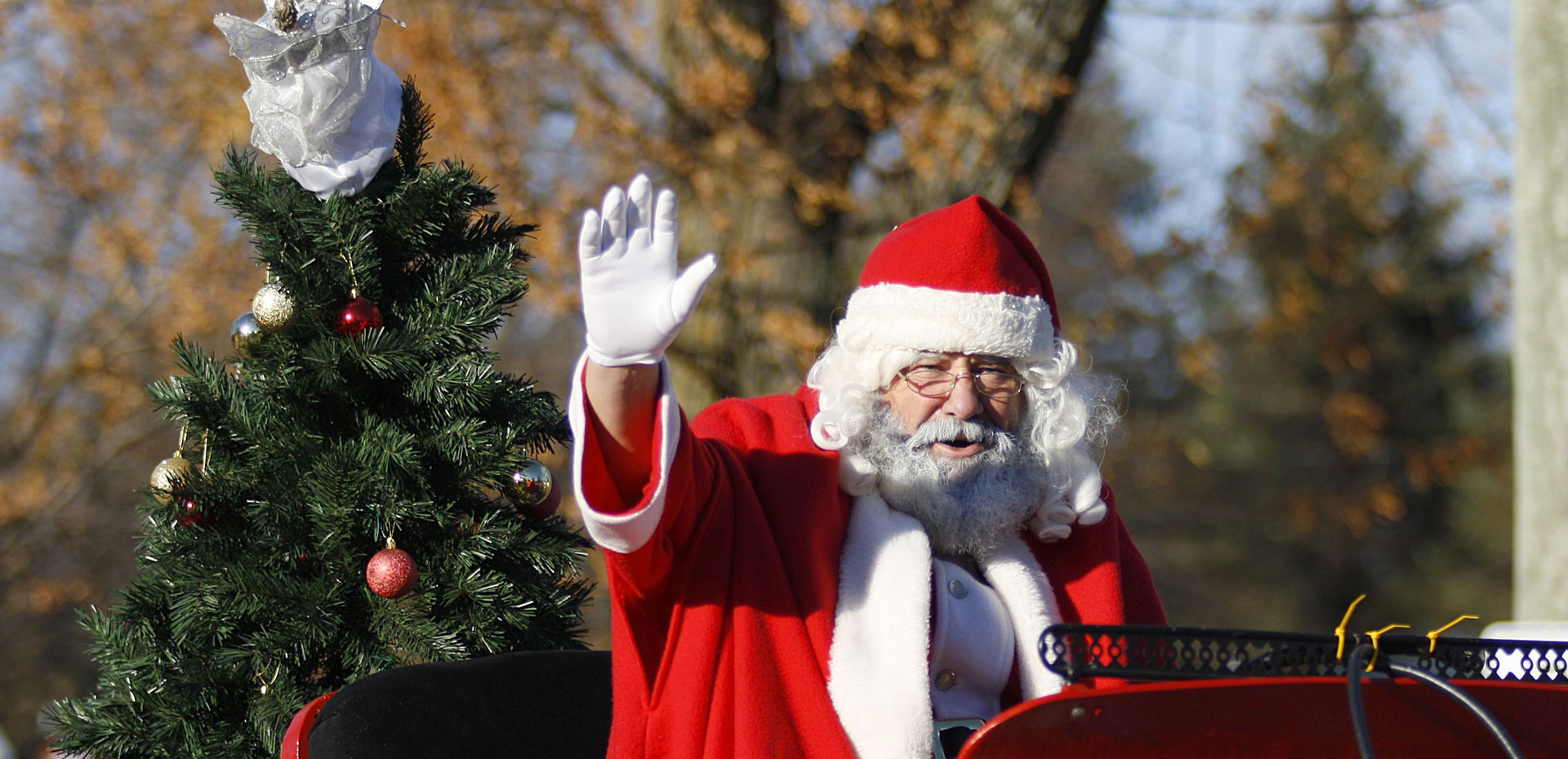 Papá Noel saludando desde su trineo