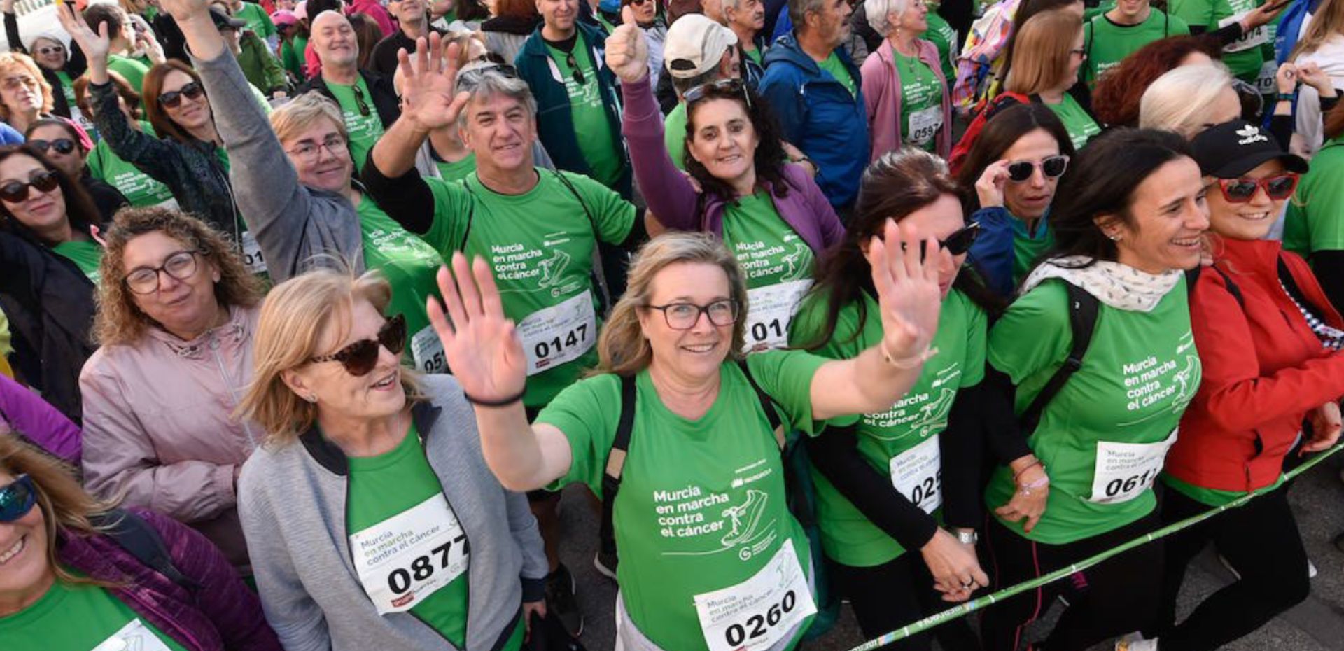 Participantes, mayormente femeninas, en la línea de salida de la carrera de 2022