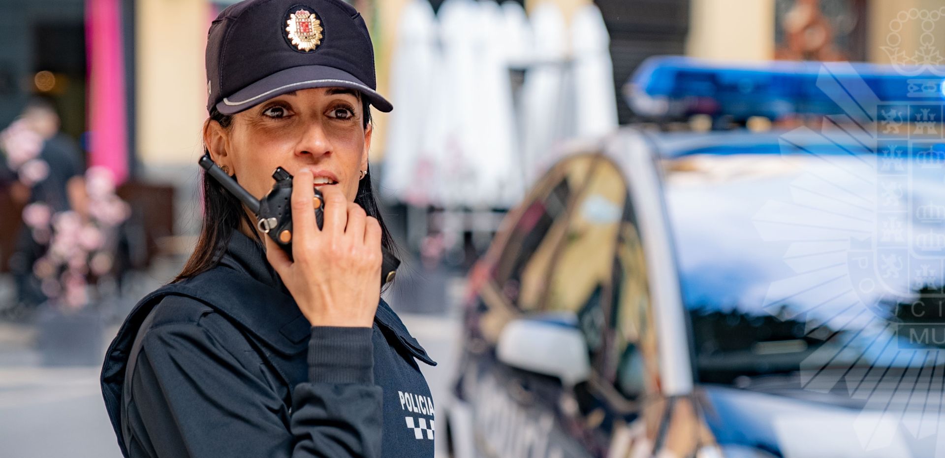 Agente de Policía Local de Murcia, de Barrios, comunicando a través del transmisor