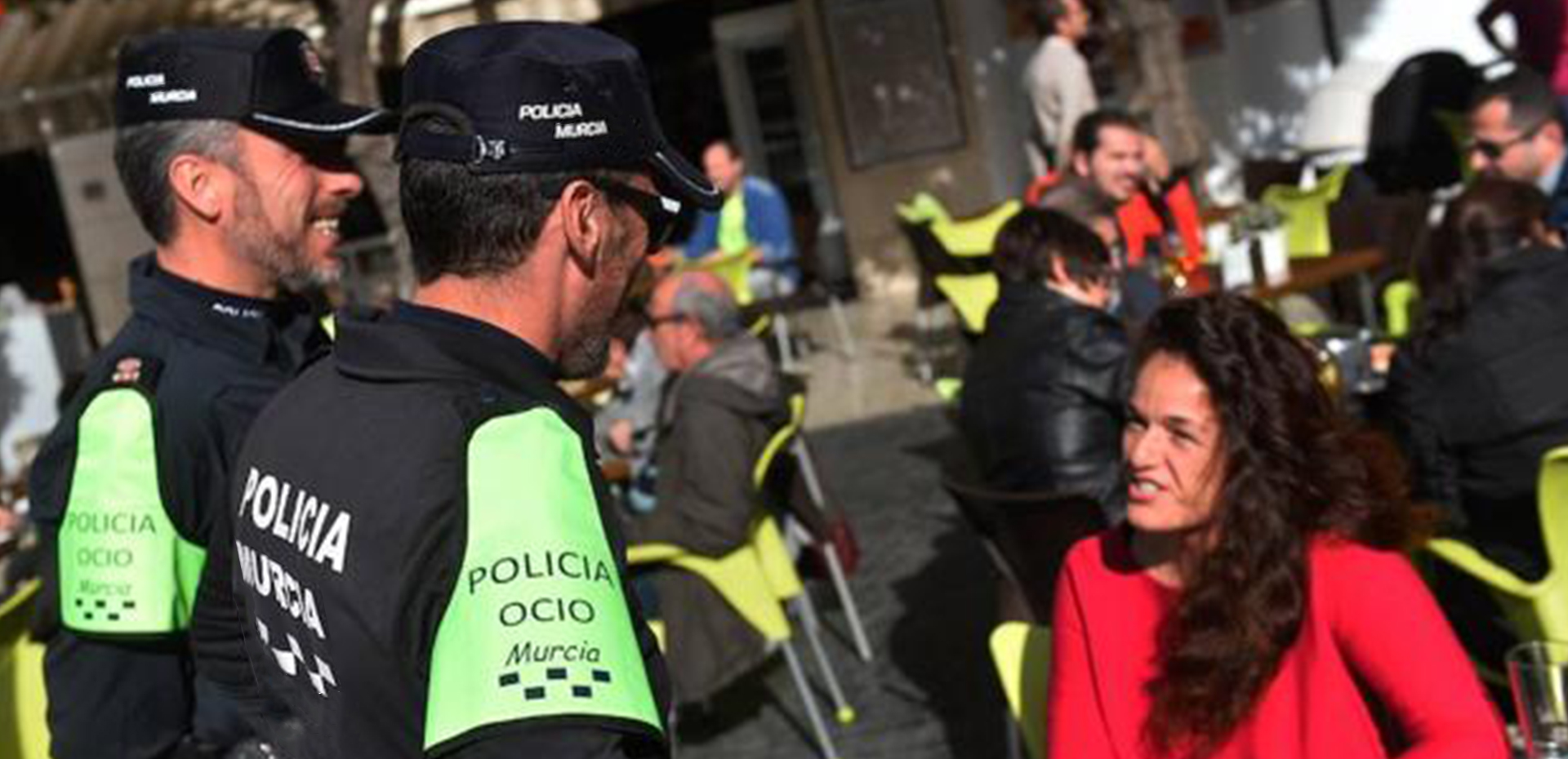 Agentes de policía de ocio conversando con clientes de terraza de establecimiento