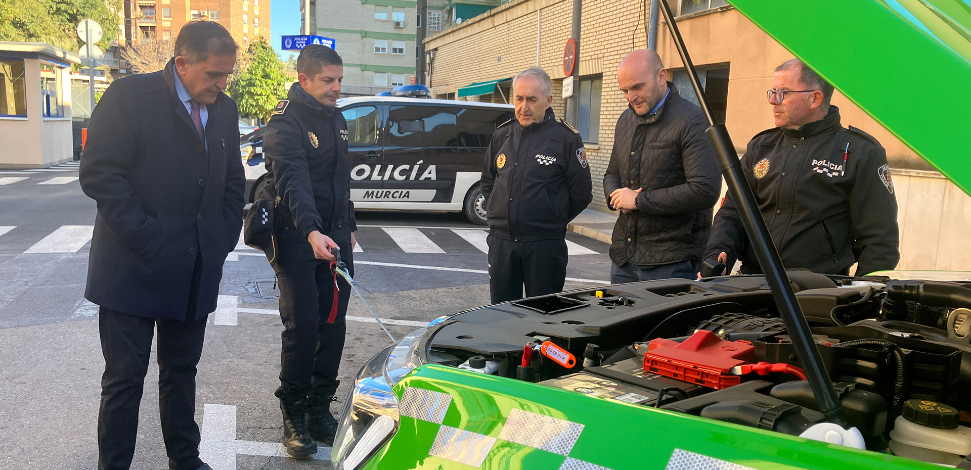 Subinspector de la Patrulla Ecológica accionando el cable de acero del nuevo vehículo