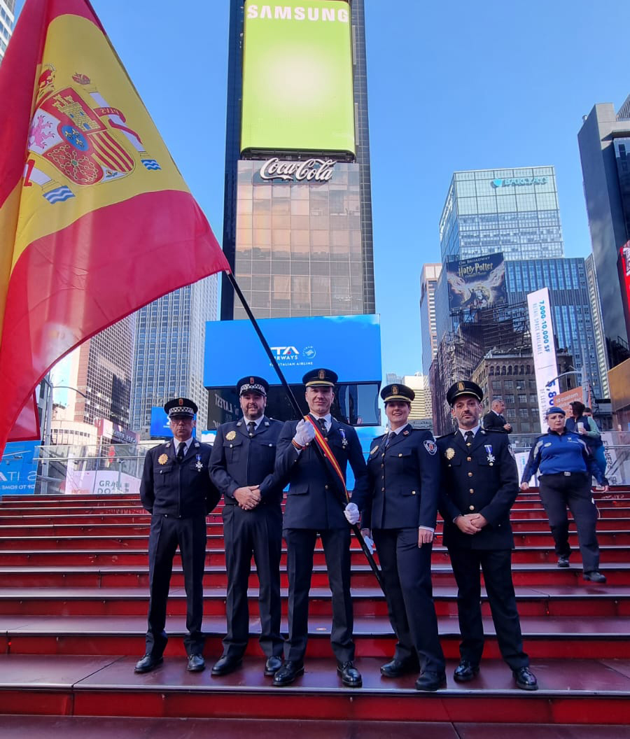 Los 5 integrantes de la policía de Murcia posando en la famosa escalera de Times Square
