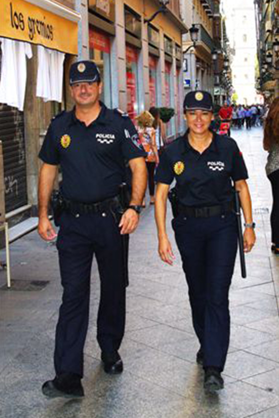 Pareja de policías de barrio con uniforme de verano