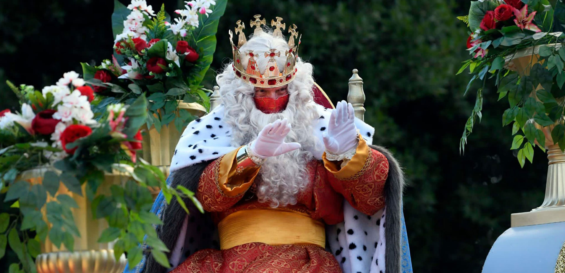 Melchor saludando a los niños desde su carroza