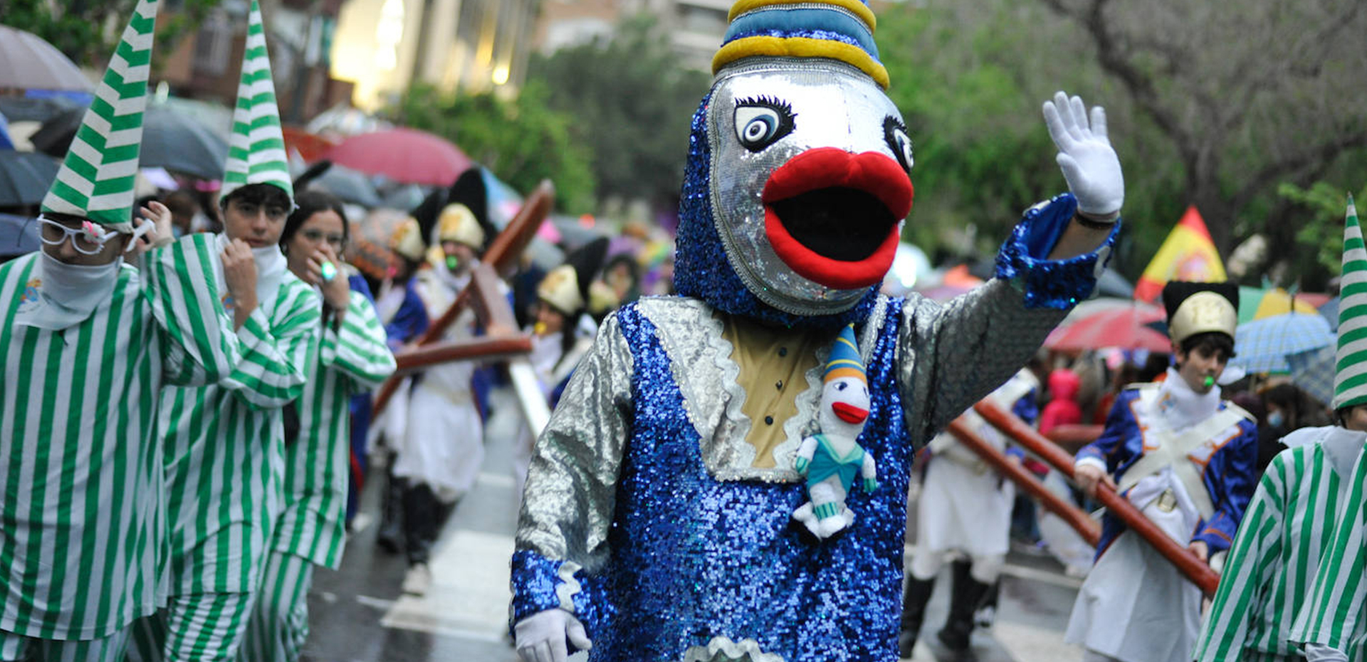 La Sardina saludando al público durante el desfile infantil