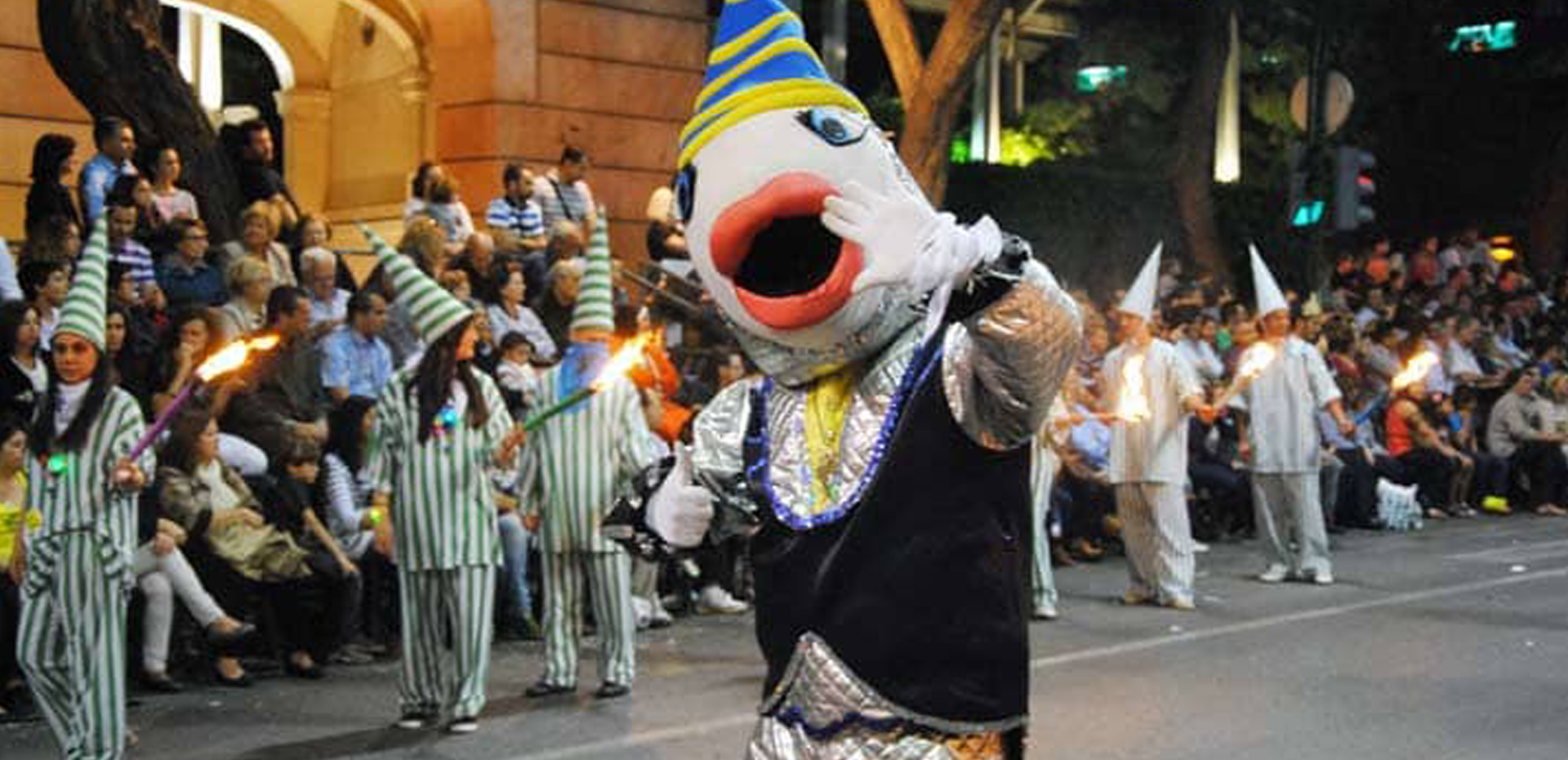 Sardina saludando al público durante el desfile del testamento