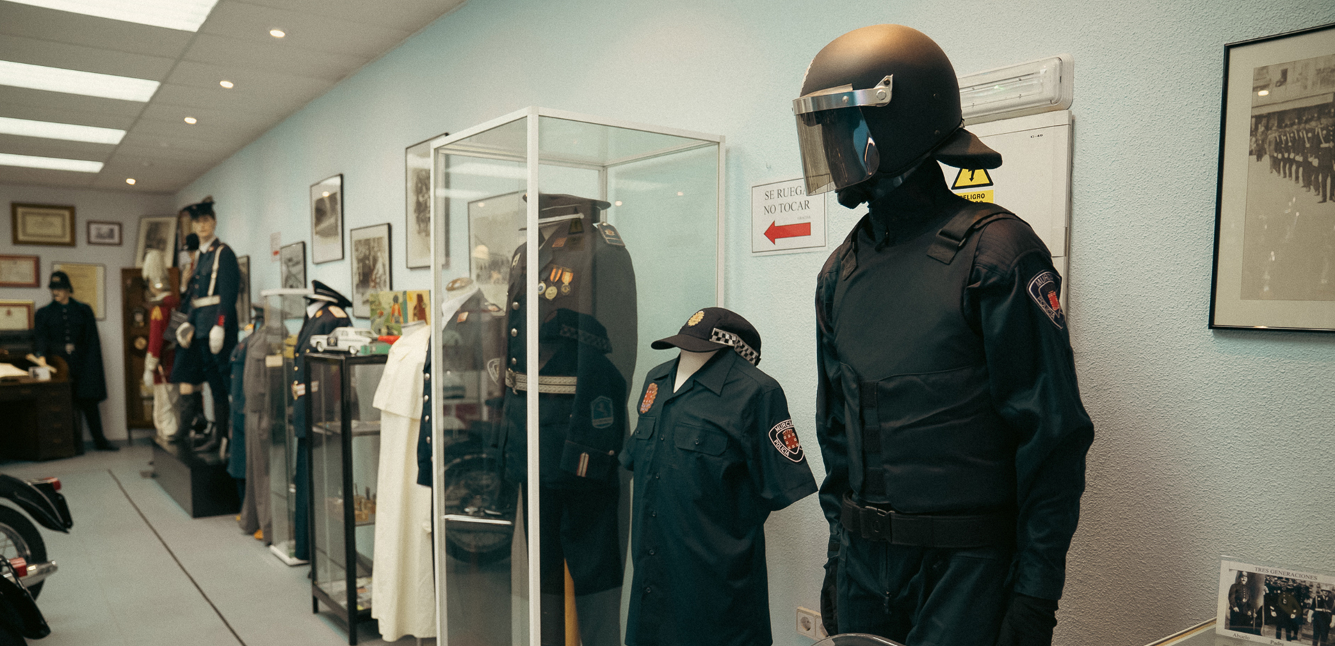 Expositores y maniquí del museo de la policía local