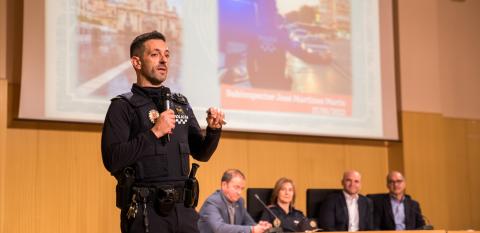 Subinspector de policía realizando la ponencia