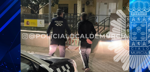 Agente de policía conduce al detenido a dependencias de Guardia Civil