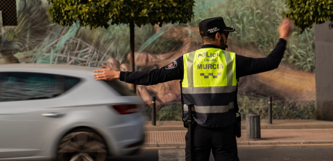 Agente de Policía Local regula el tráfico