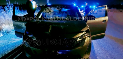 Frontal del vehículo con graves daños tras el accidente