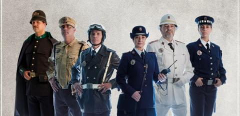 Retrato de 6 agentes con uniformes históricos