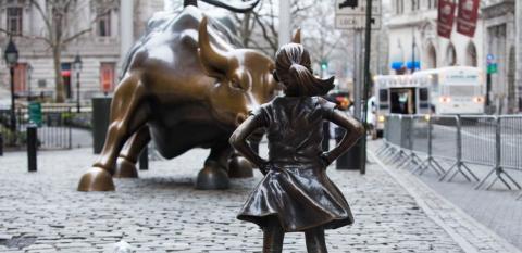 Foto del toro de Wall Street con la escultura de la niña que se enfrenta en primer plano