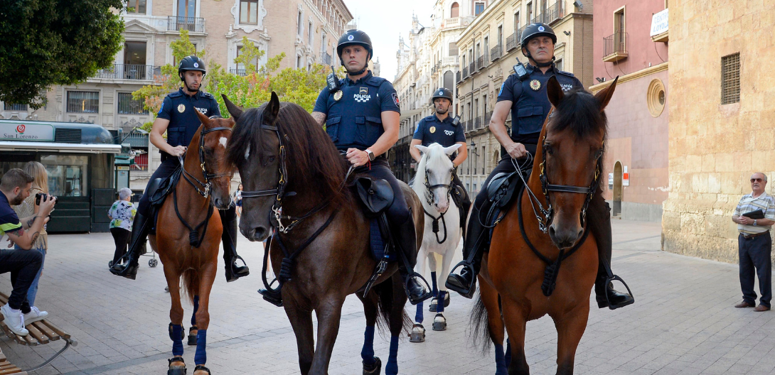 Los 4 policías montando sus respectivos caballos.