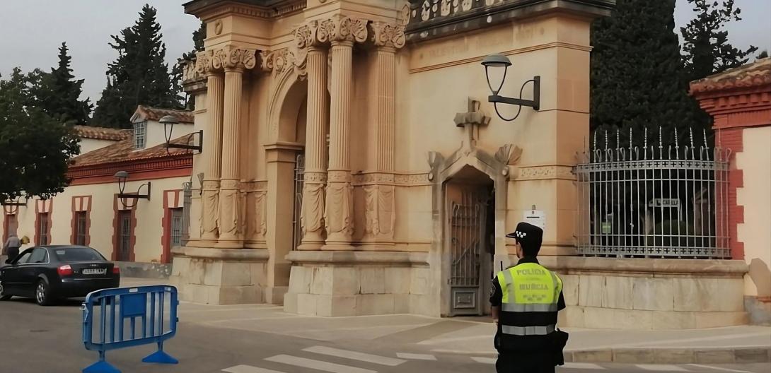 Agente de policía controla la entrada principal del cementerio de Murcia