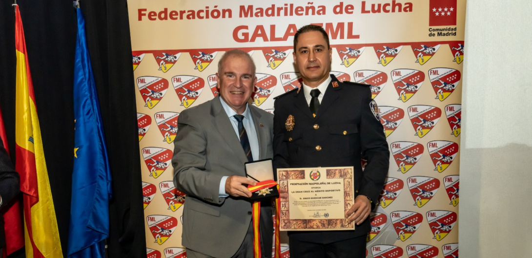 El subinspector Huéscar posa con la placa de su galardón