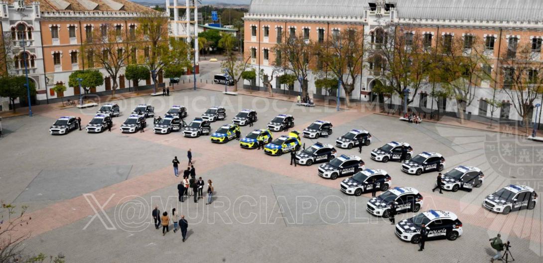 Vista aérea de los vehículos presentados en el patio del cuartel de artillería