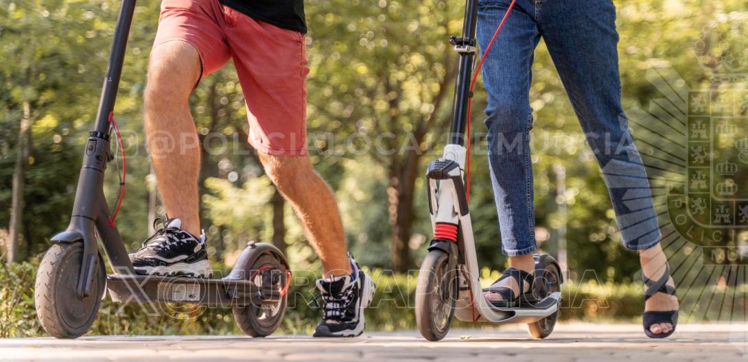 Dos patinetes en zona ajardinada