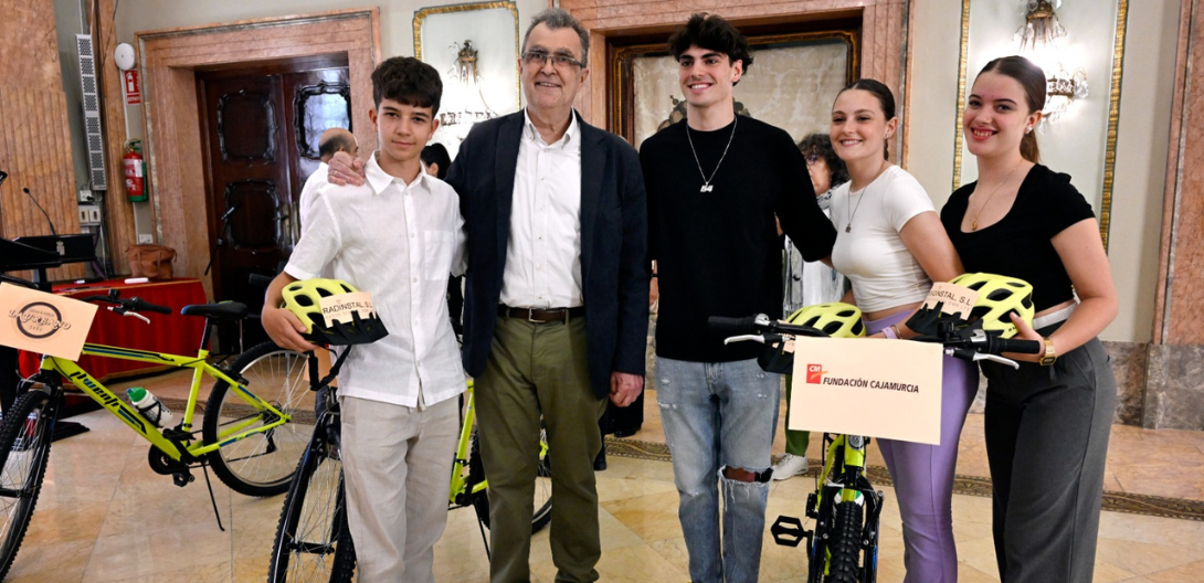 El alcalde con los ganadores del concurso