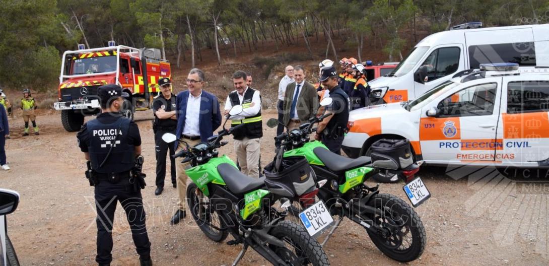 Diversos vehículos de emergencia durante la presentación