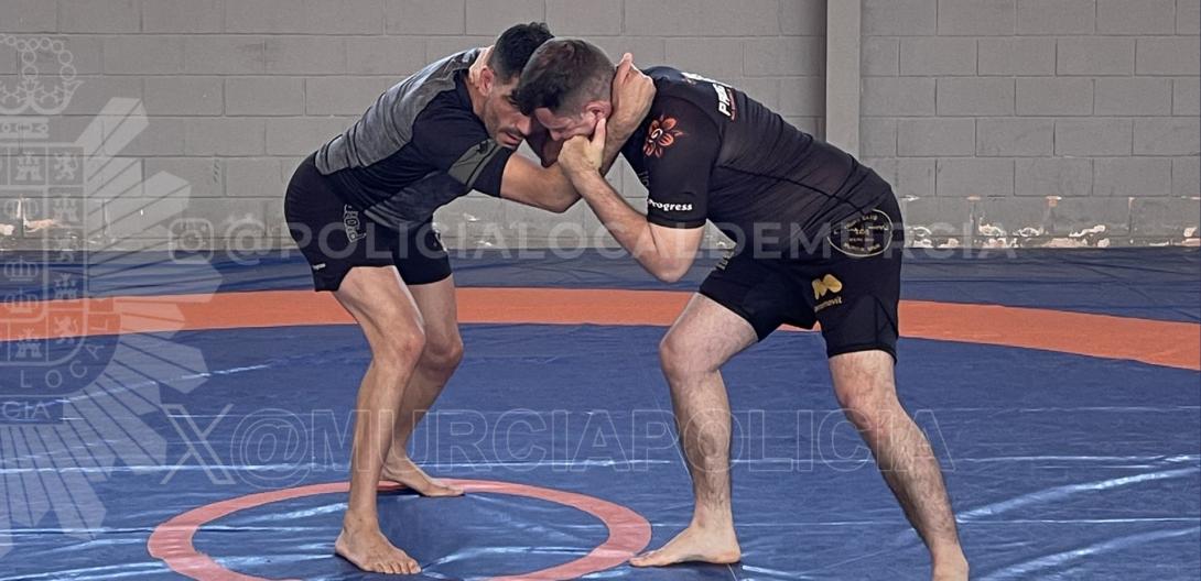 Dos contendientes se agarran en un tatami