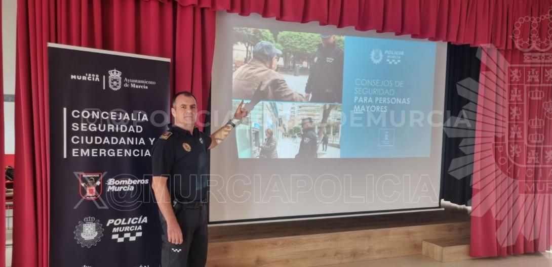 Policía durante su participación en la ponencia