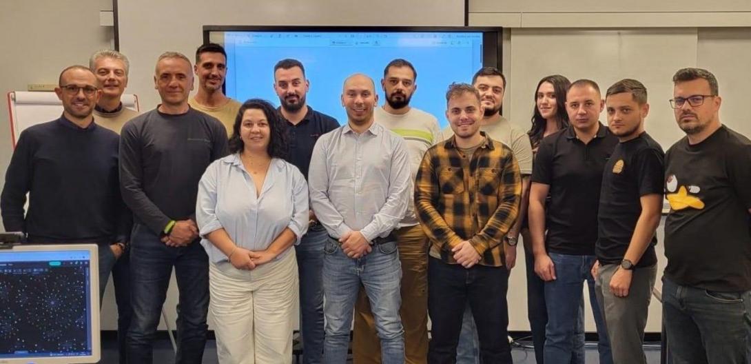 Los asistentes posan para la foto de grupo al finalizar el curso